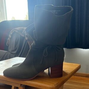 Violet & Red: Janine heeled boots.